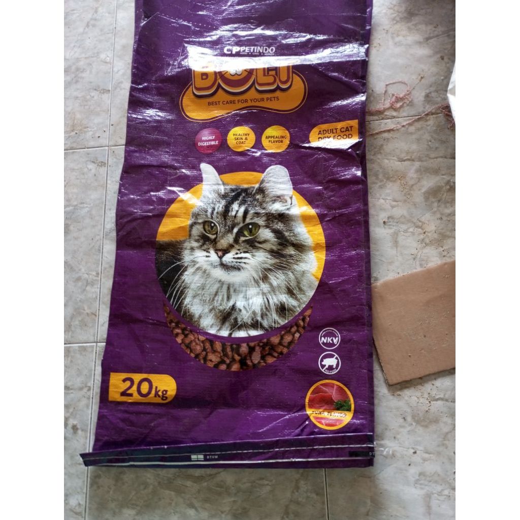 karung bekas pakan ayam dan kucing