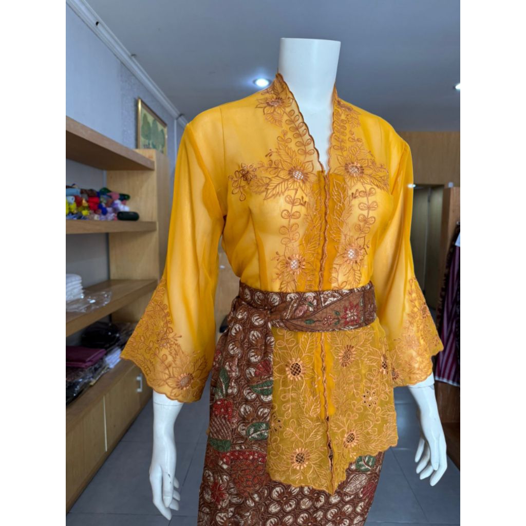 Kebaya bordir sifon
