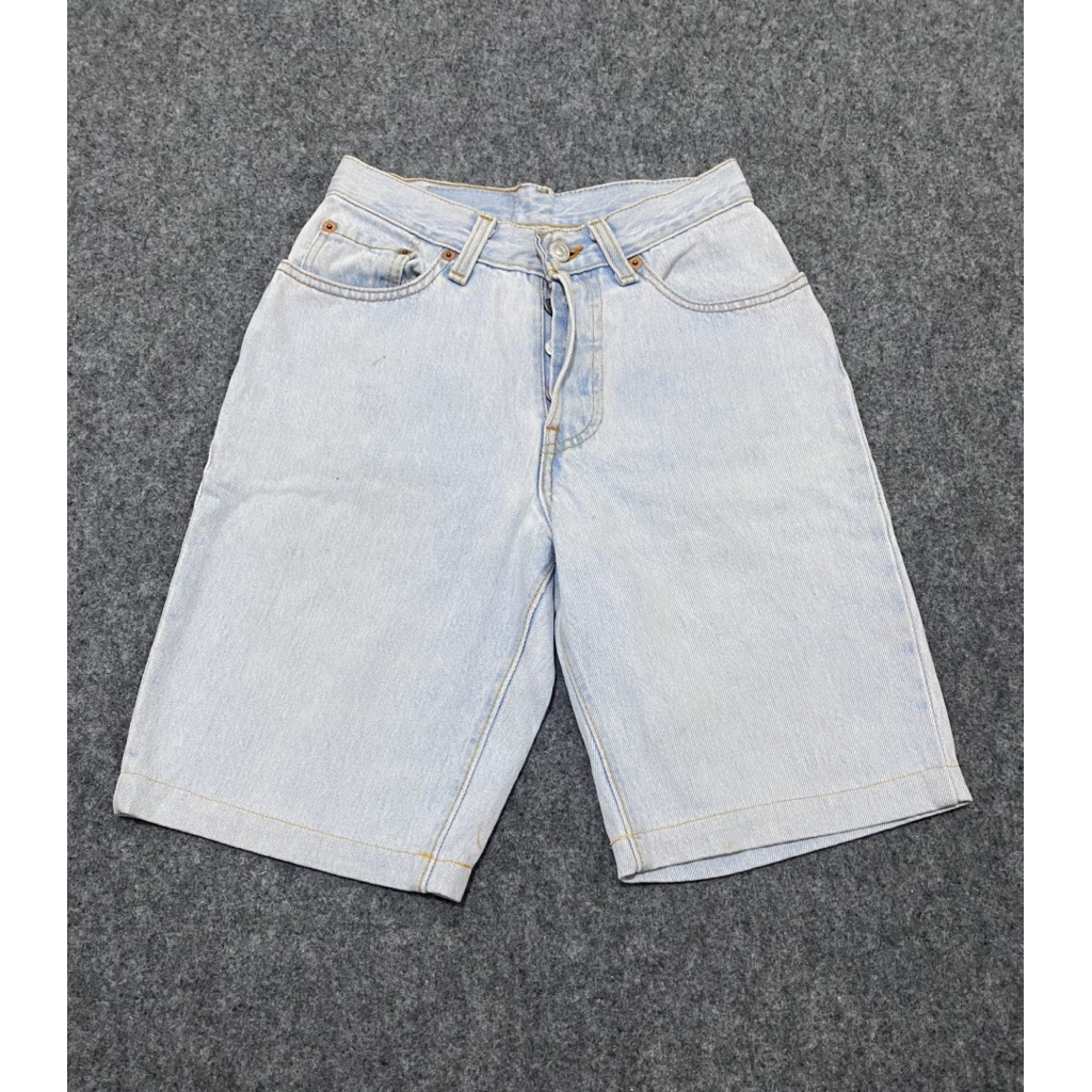 Celana Pendek Levis
