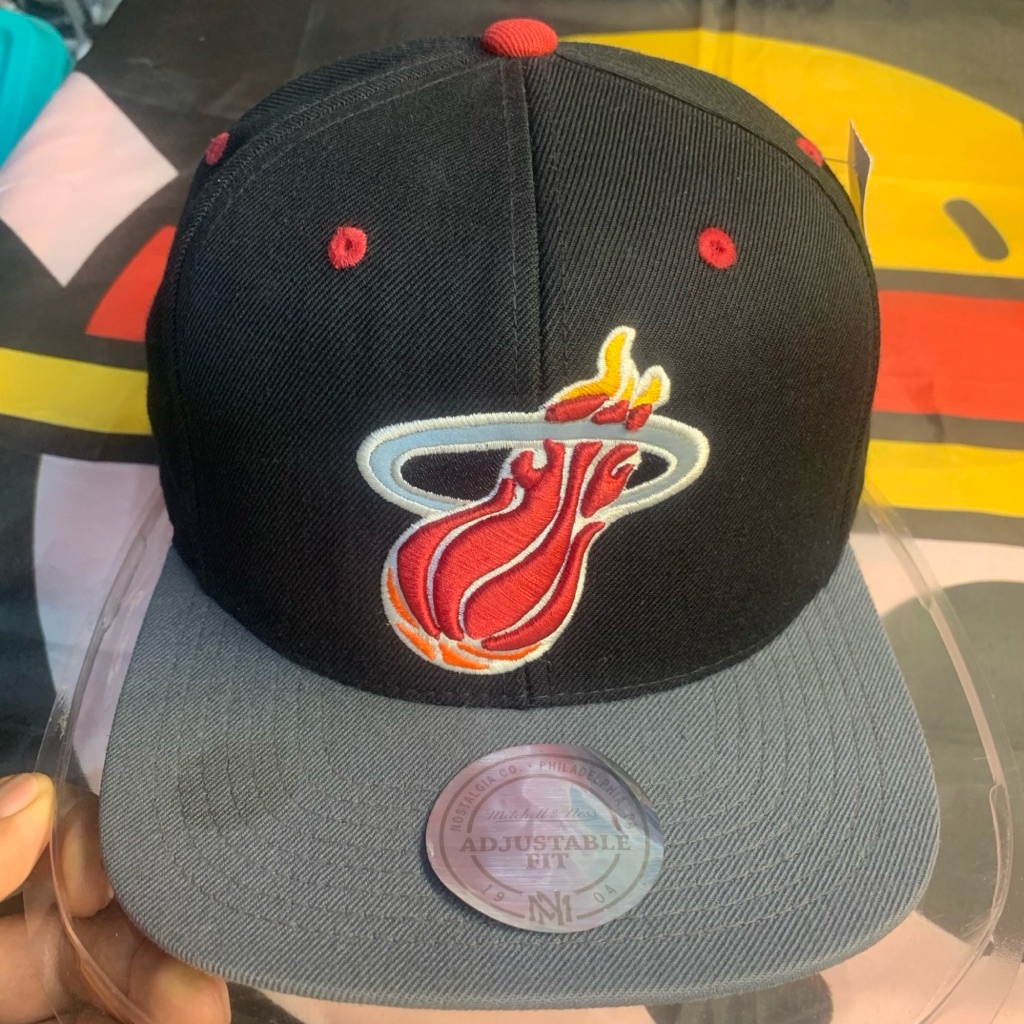 Topi  snapback miami heat Mitchell & Ness