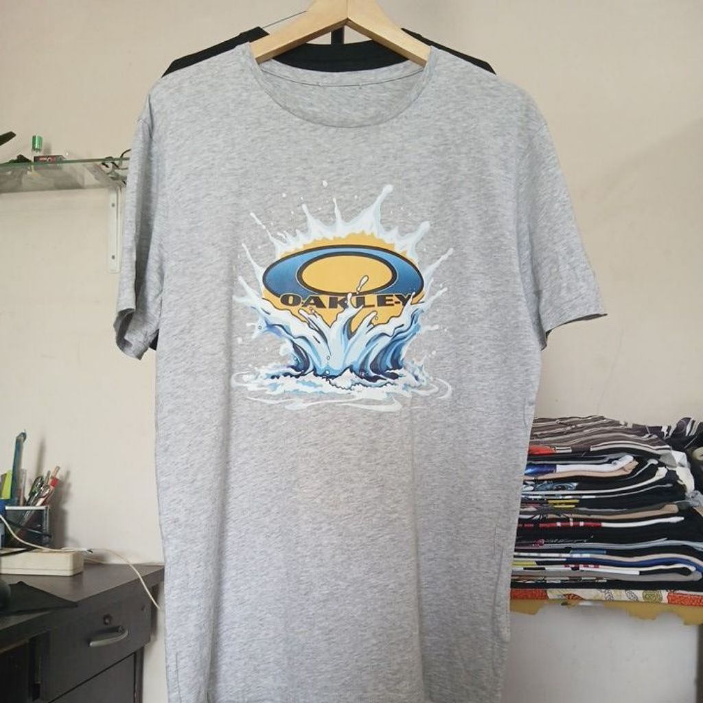 Kaos katun warna abu kerah kencang lost taq atas COS X OAKLEY second Original size L ld 110cm Pjg 75