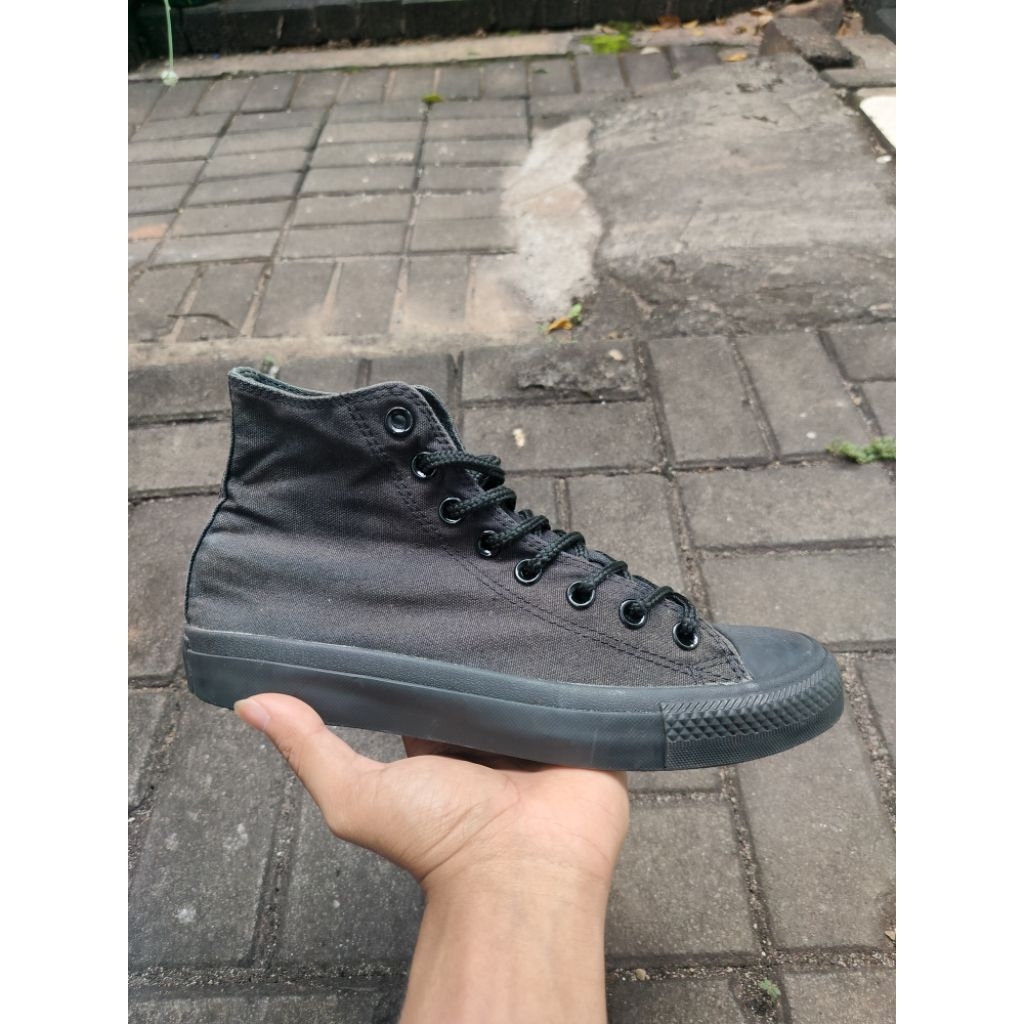 sepatu kasual converse high full black