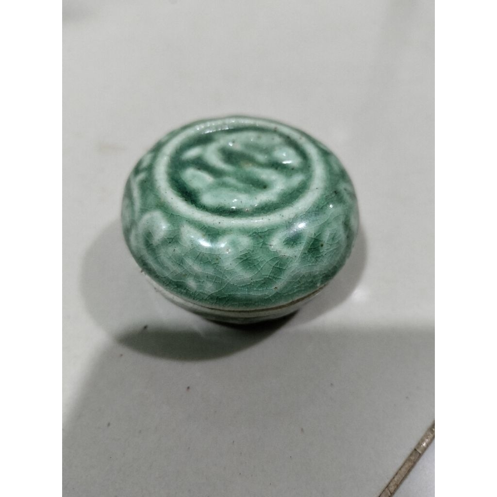 Tempat perhiasan antik keramik hijau celadon ikan mas temuan.