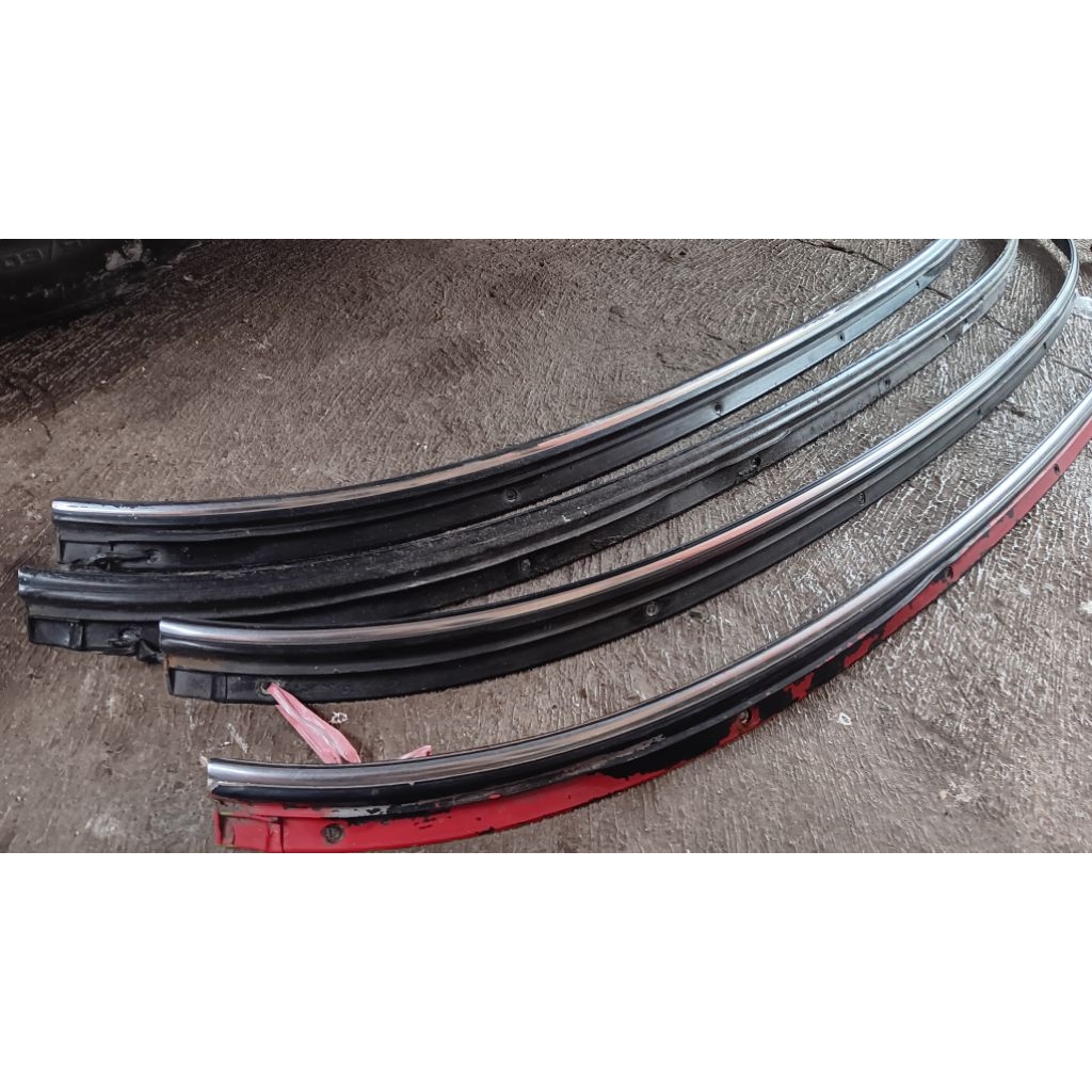 List kaca pembatas Kap belakang Corolla Twincam