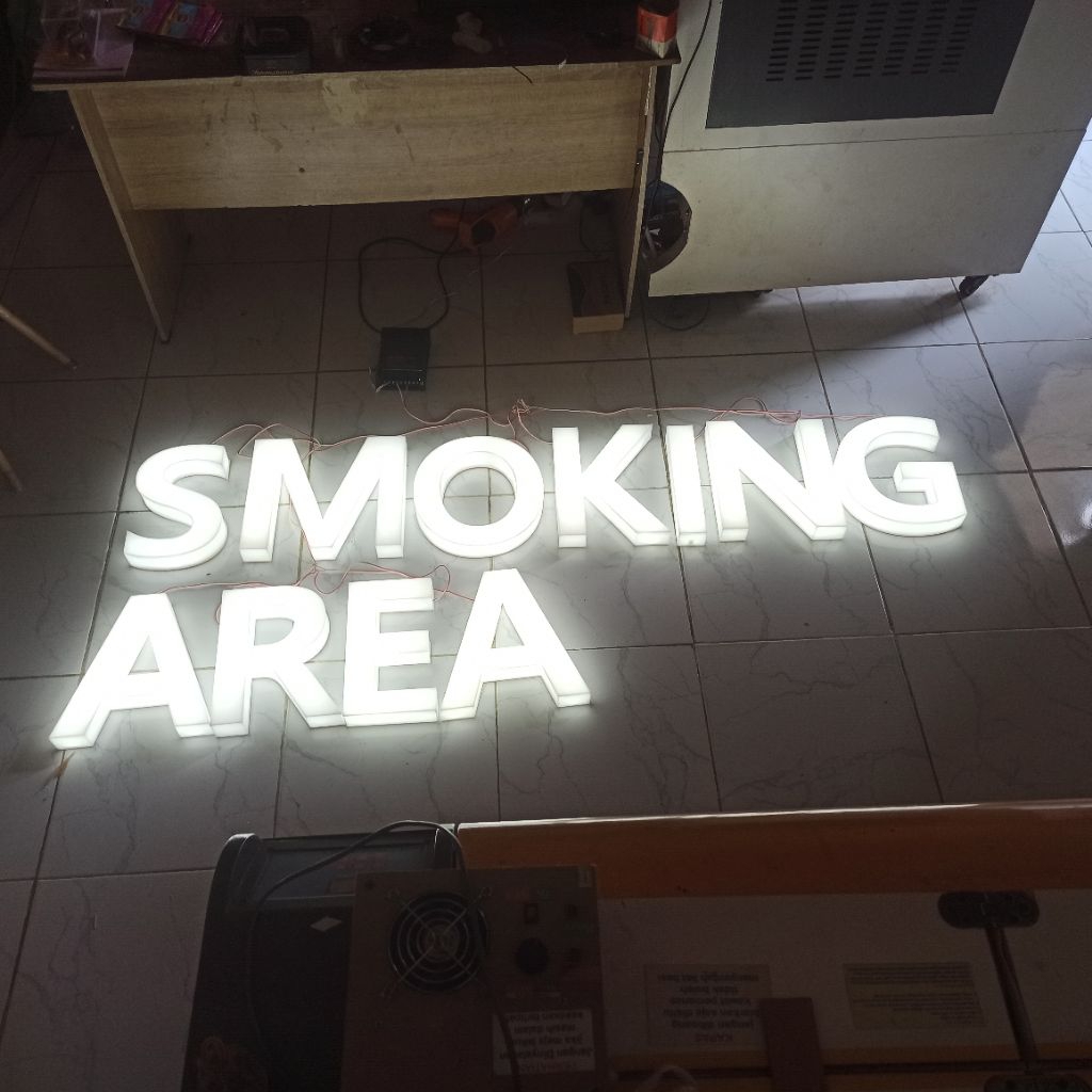 Huruf timbul akrilik pakai lampu