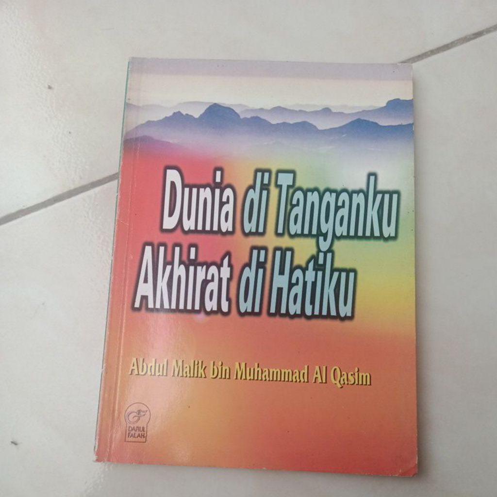 buku dunia di tanganku akhirat di hatiku