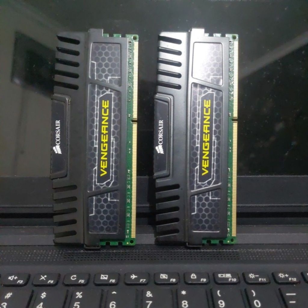 RAM LONGDIMM CORSAIR DDR3 1600Mhz 16GB ( 8X2) DUAL CHANNEL 9-9-9-24 BEKAS
