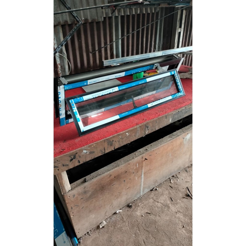 jendela aluminium BOVEN ventilasi udara (free packing kayu)