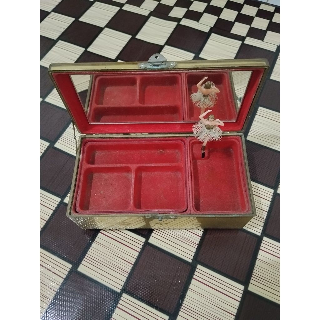 kotak perhiasan jadul dan langka vintage ada bonekanya untuk koleksi dan nostalgia cocok banget