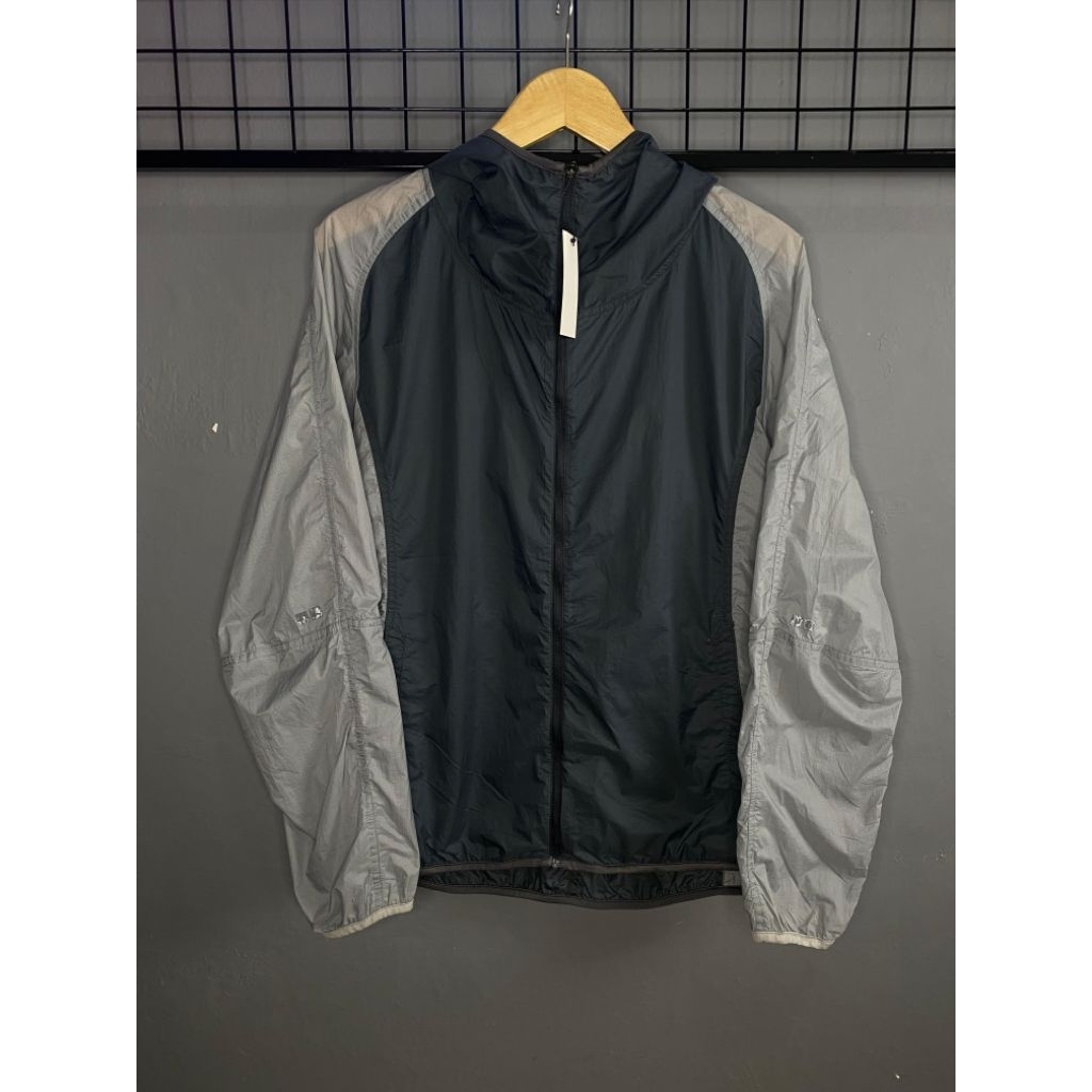 JAKET UNIQLO LIGHT WEIGHT PACKABLE