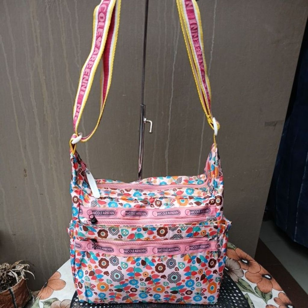 Tas selempang besar nicole Arbenni