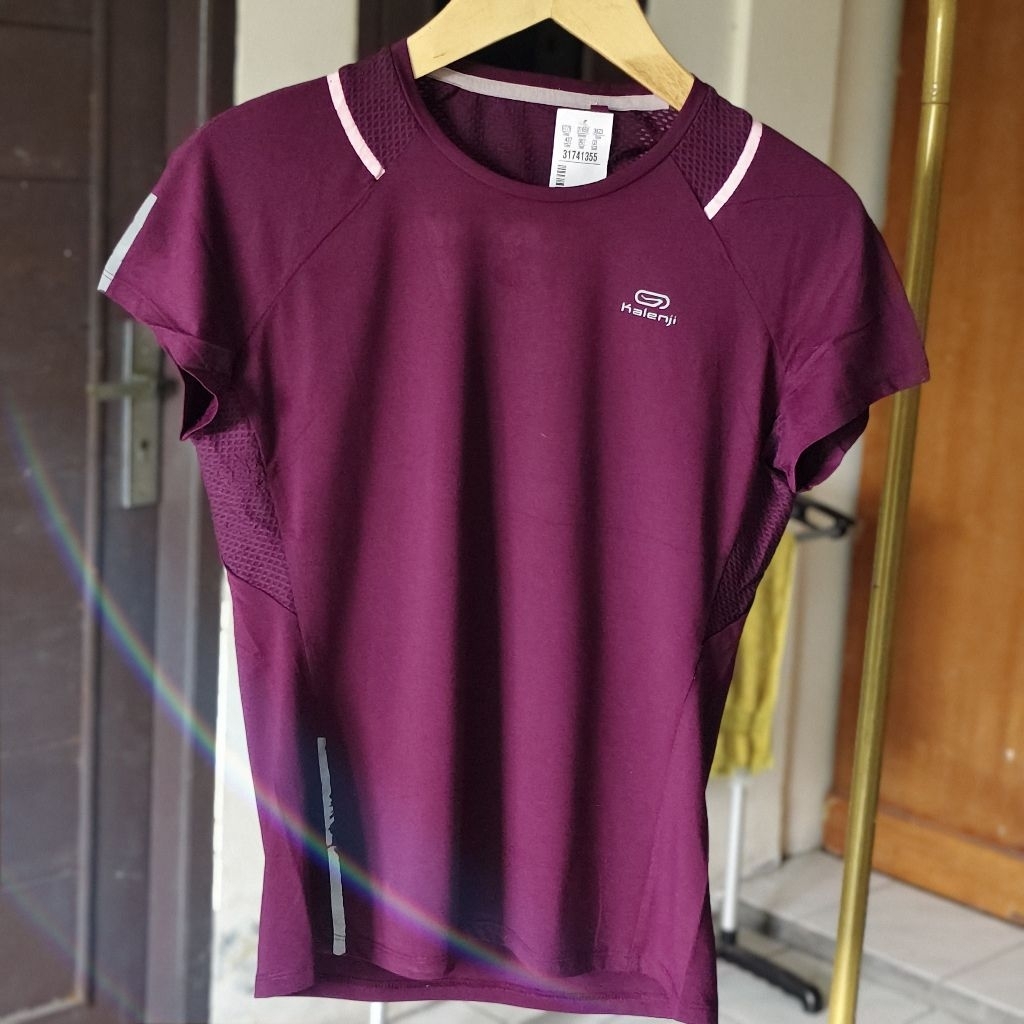 kaos olahraga wanita ungu tua