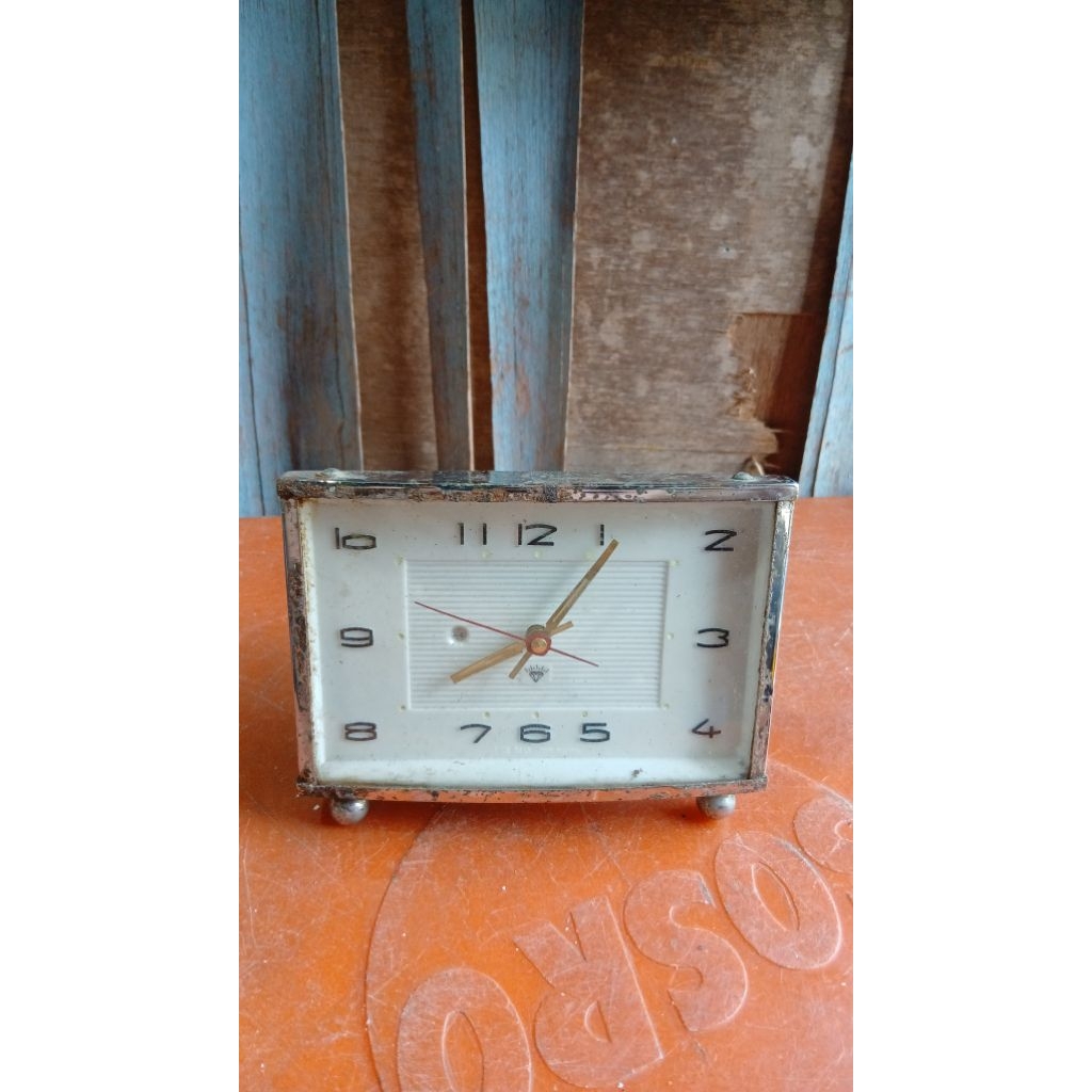 Jam weker 145rb jadul antik kuno vintage display anggap mati
