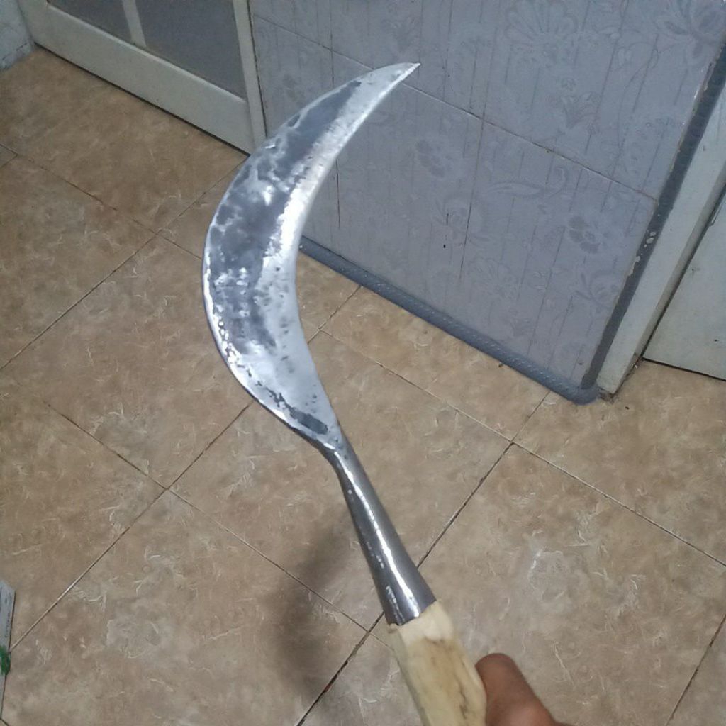 Arit tajam Tebal,Arit Pemotong Kayu,bambu,dll. Bahan PER asli buatan Pande Madura.Tajam dan Berkuali