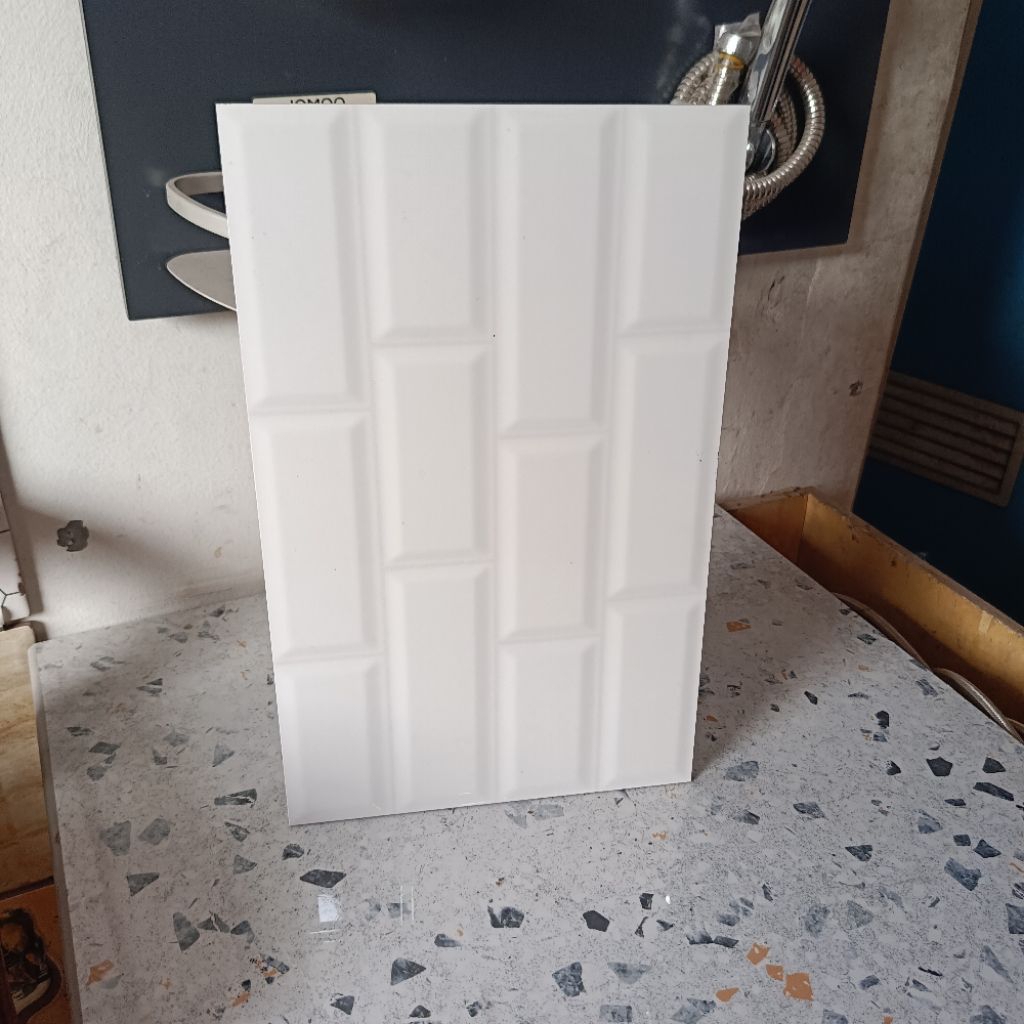 Keramik dinding 25x40 motif bata putih glosy platinum