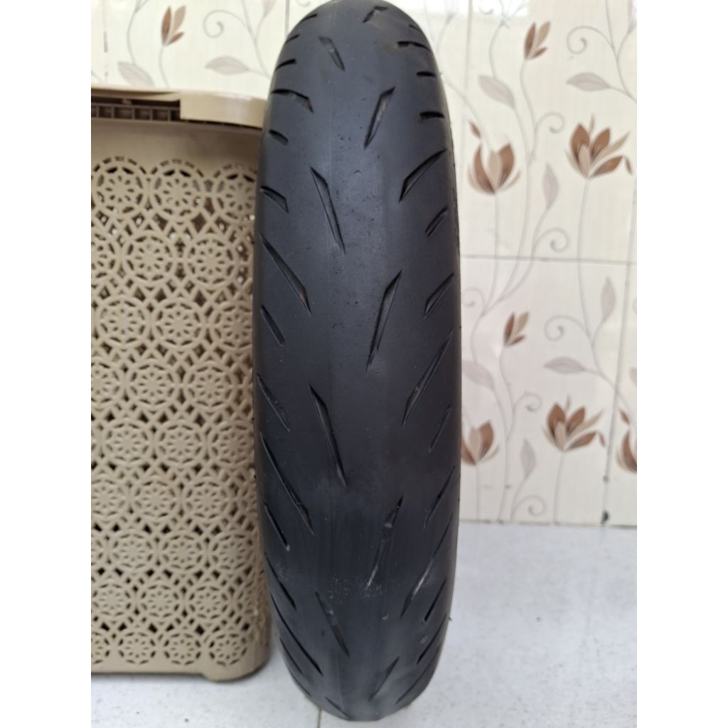 Battlax s22 uk 110/70 ring 17 hypersport . zx 25 ninja 250 fi cbr 250 r25