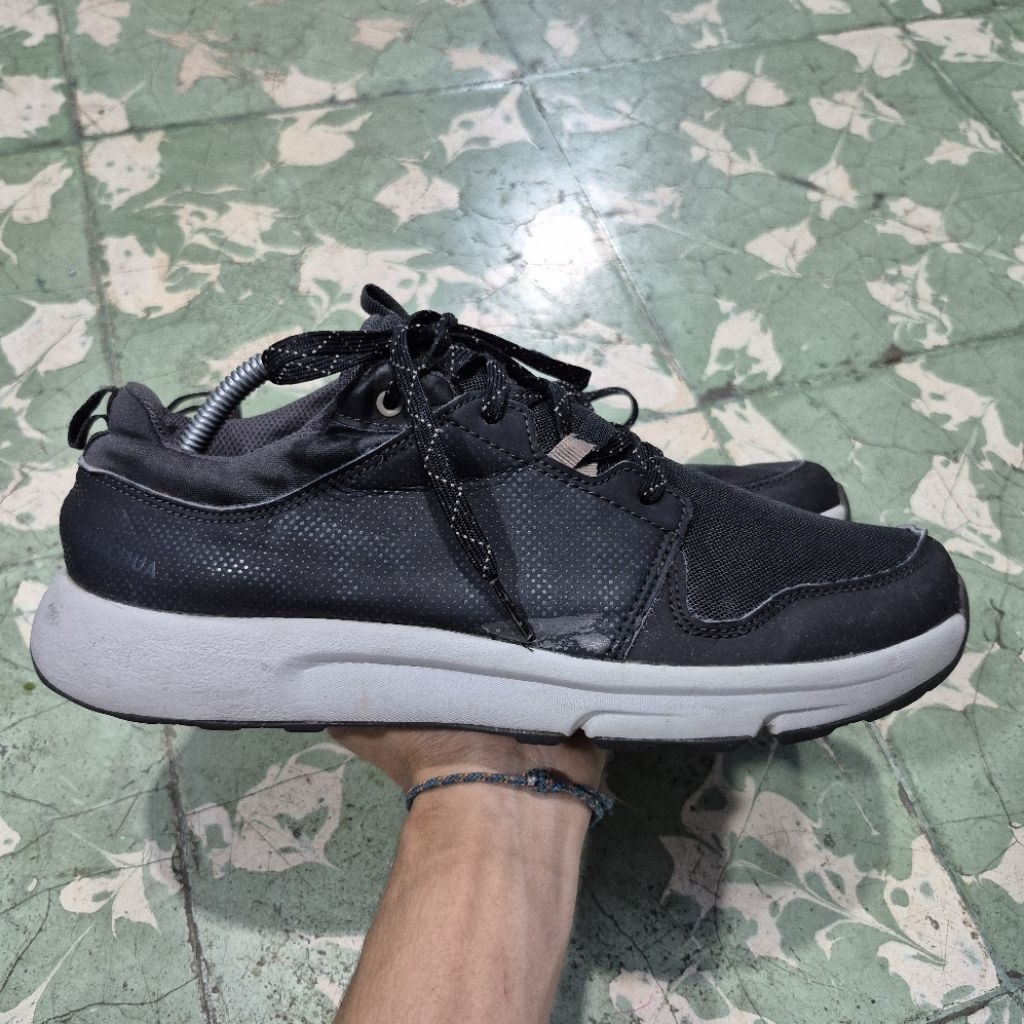 Sepatu Quechua Outdoor Pria(43)