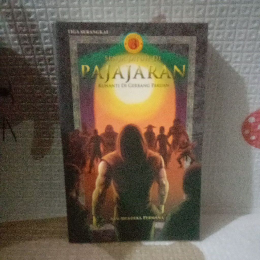 BUKU SENJA JATUH DI PAJAJARAN KEMELUT DI CAKRABUANA-AAN MERDEKA PERMANA