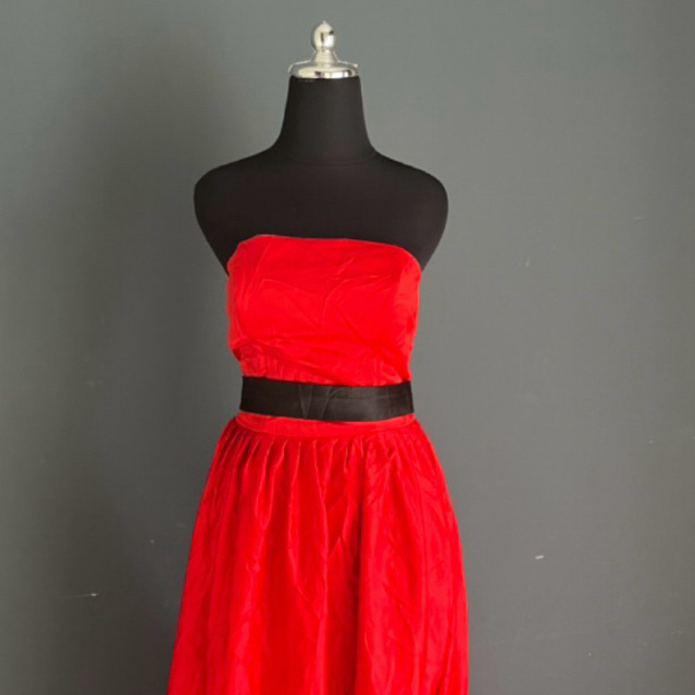 Gaun pengantin merah berekor