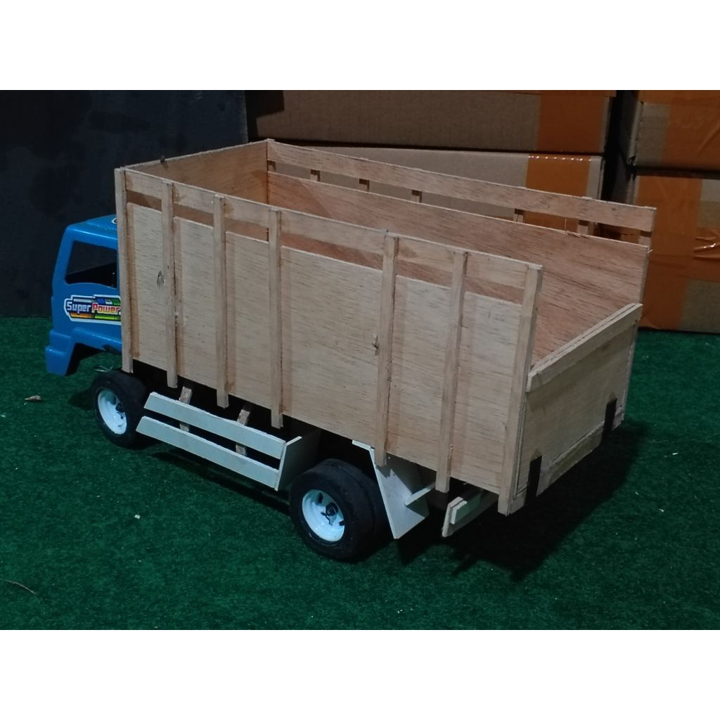 miniatur truck plastik bisa oleng dan belok