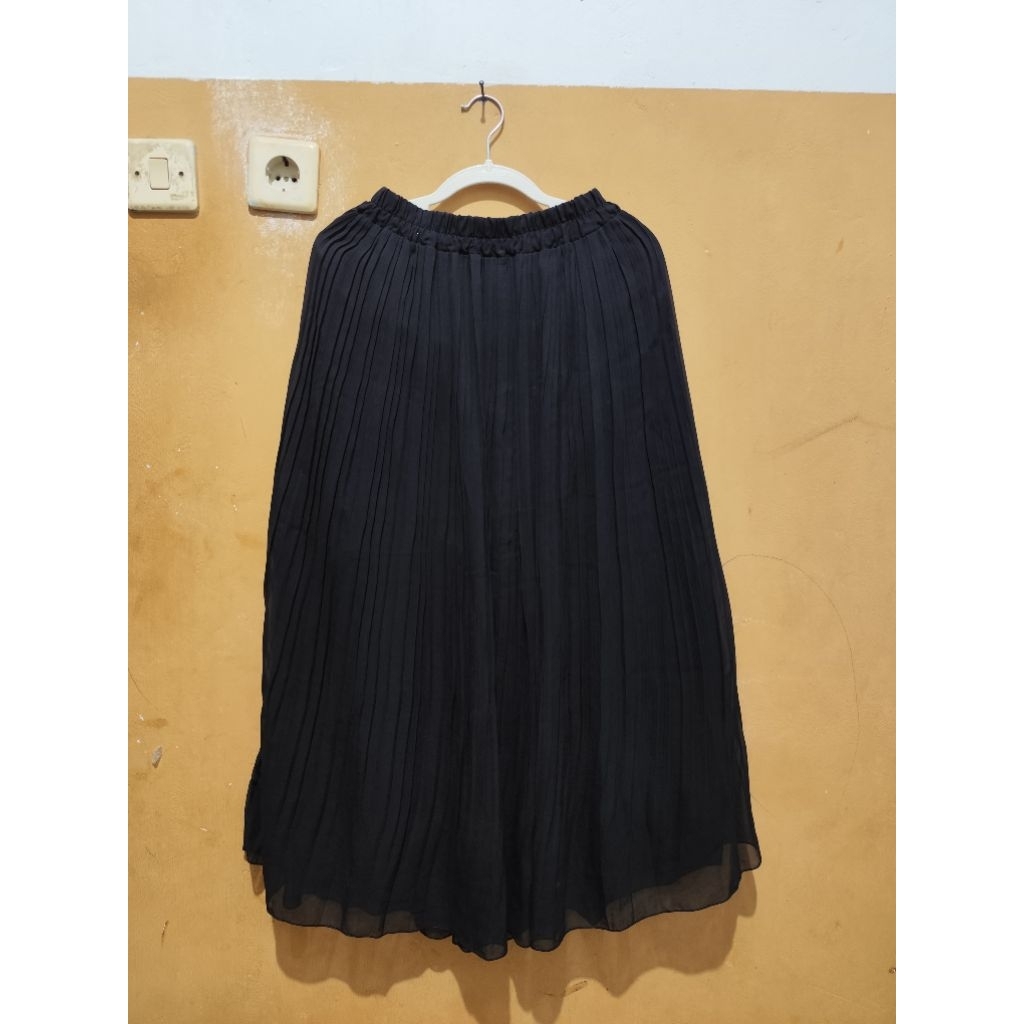 PL Preloved Skirt Rok Hitam Plisket Sifon