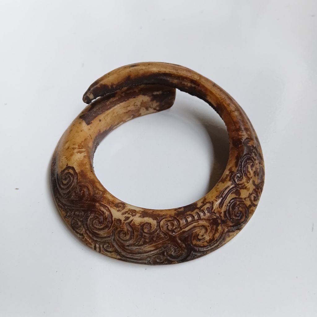 taring melingkar ukir replika resin