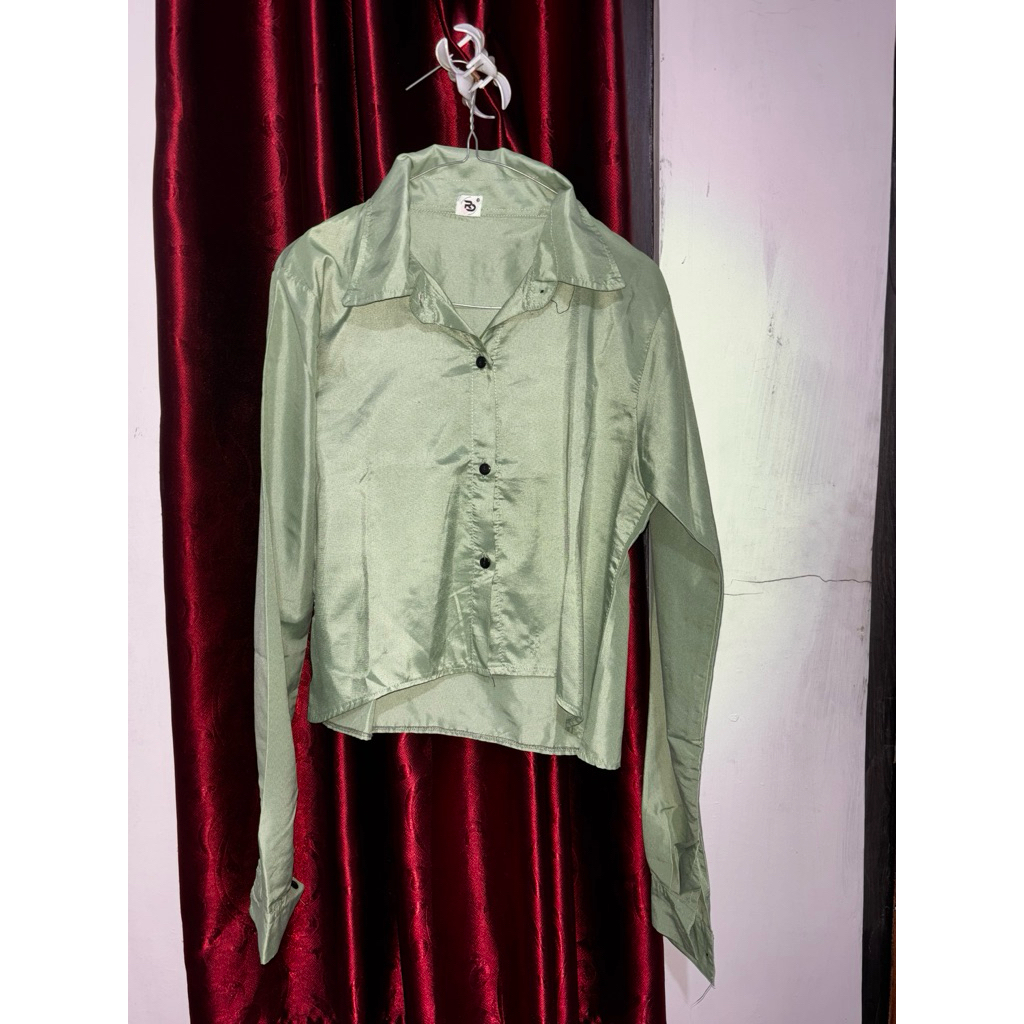 Preloved Kemeja Wanita Hijau Sage Crop Lengan Panjang