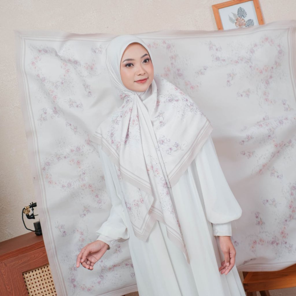 hijab segi empat motif bunga putih