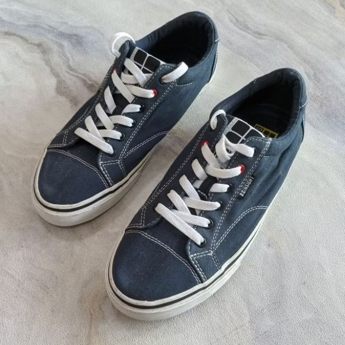 SALE sepatu Insight original - size 44 ( sedikit yellowing)