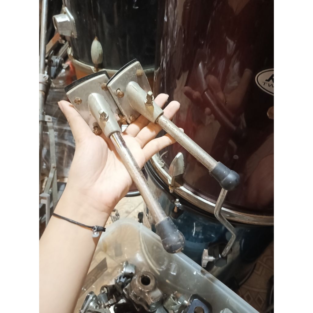 kaki bass drum rolling