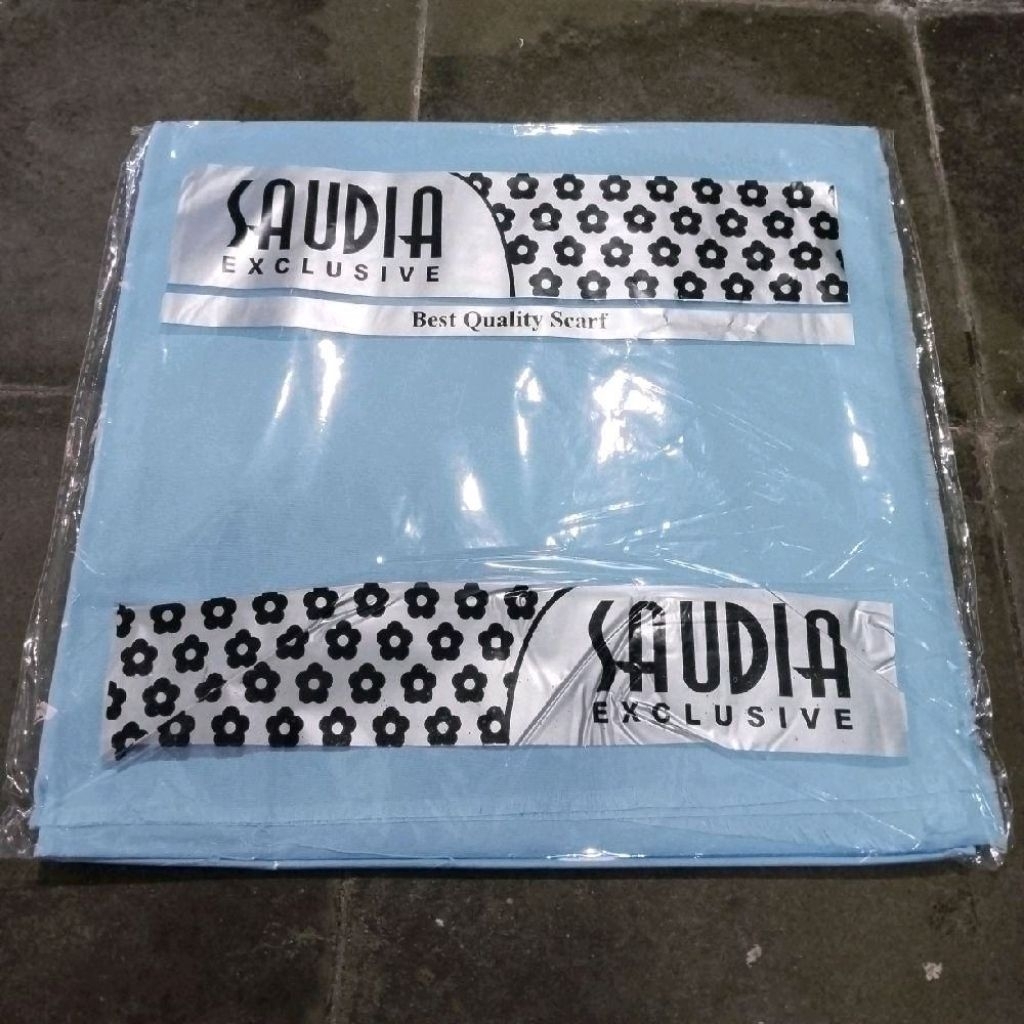 segiempat saudia tepi rawis warna biru muda
