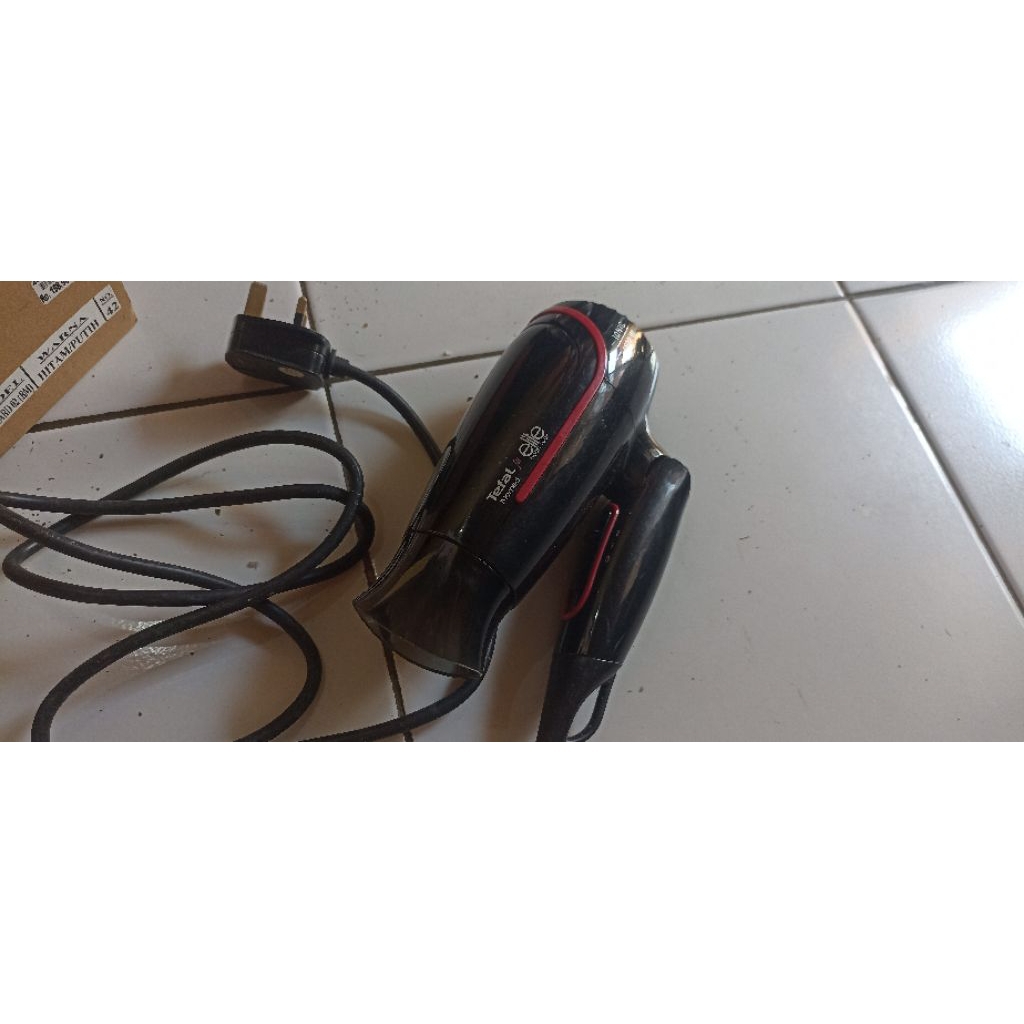 Pengering rambut ini adalah Rowenta Elite Nomad: Daya 1600 W.