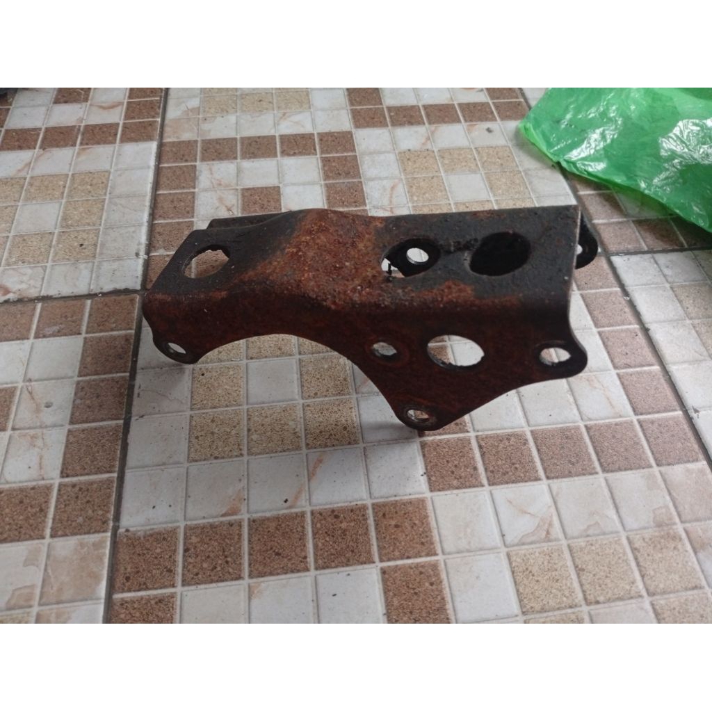 pangkon depan mesin thunder 125