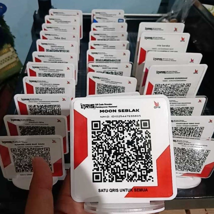 CETAK QRIS PLUS DUDUKAN  / STAND AKRILIK QRIS / CETAK QRIS PLUS HOLDER AKRILIK
