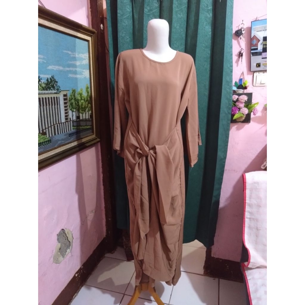 P206 Kaftan atau Gamis Coklat polos Model depan bisa diikat