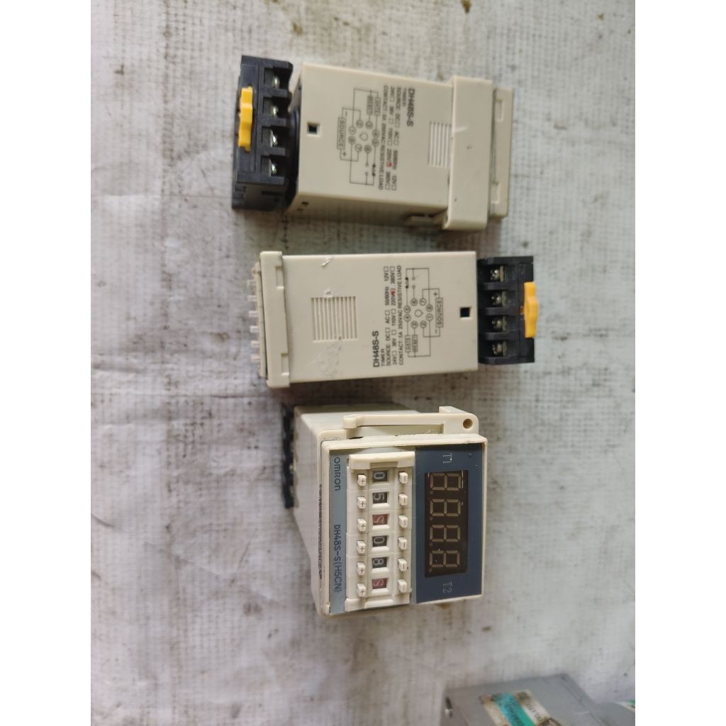 timer Omron DH48S-S 220V