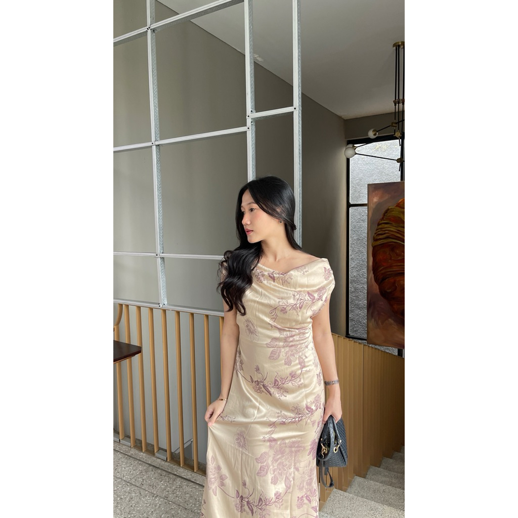 Krasivaya Floral Satin Maxi Dress – Gaun Elegan Motif Bunga Cream Gold