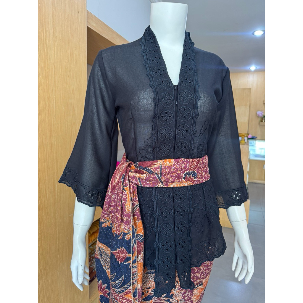 Kebaya bordir kerah lipat (katun)