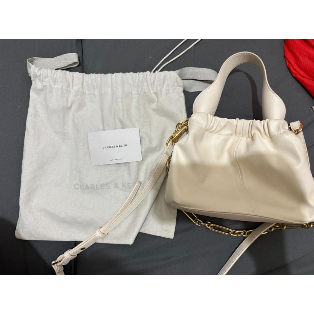 Tas Bucket Charles & Keith