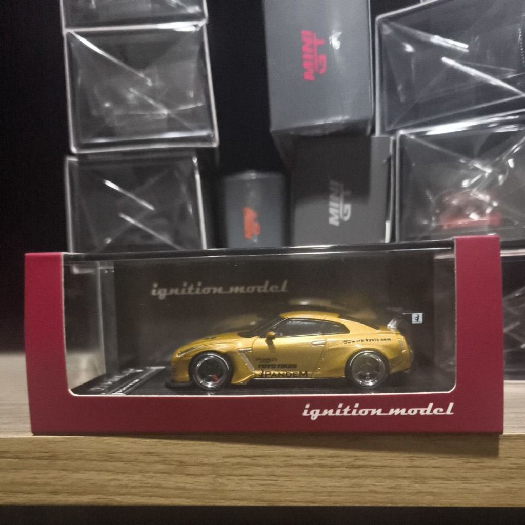 Ignition Model Nissan GTR R35 Gold Pandem