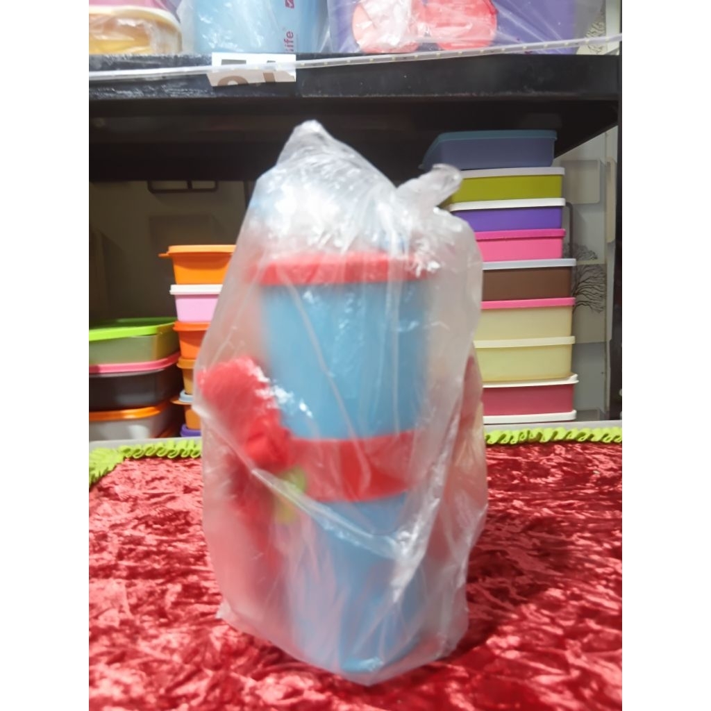 new botol minum anak Tupperware Kiddie Tumbler berwarna biru dan merah Kapasitasnya 470 ml