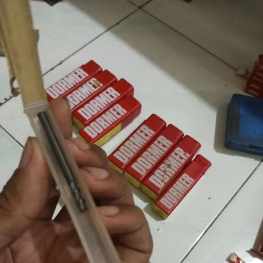 end mill 4mm  4fluit carbide merk dormer