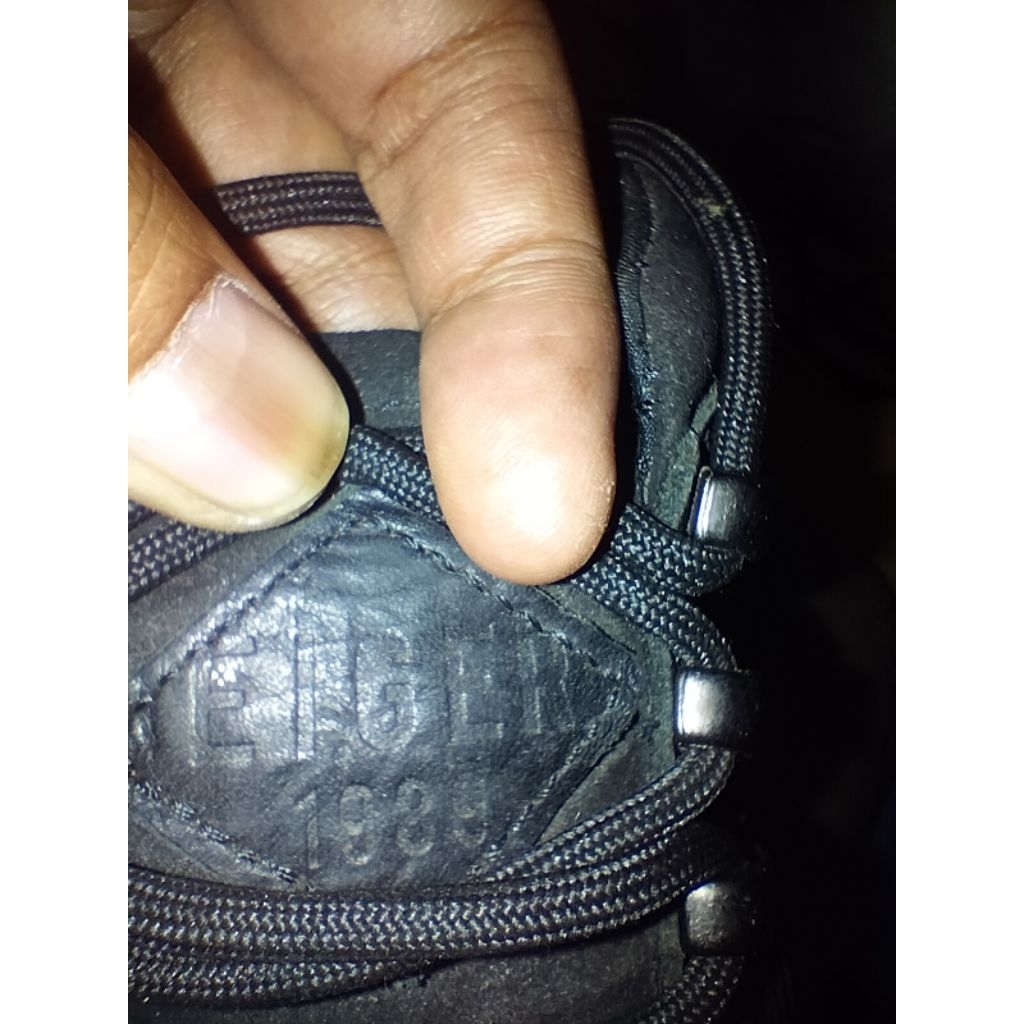 sepatu Eiger mulus hitam kulit 41 98%