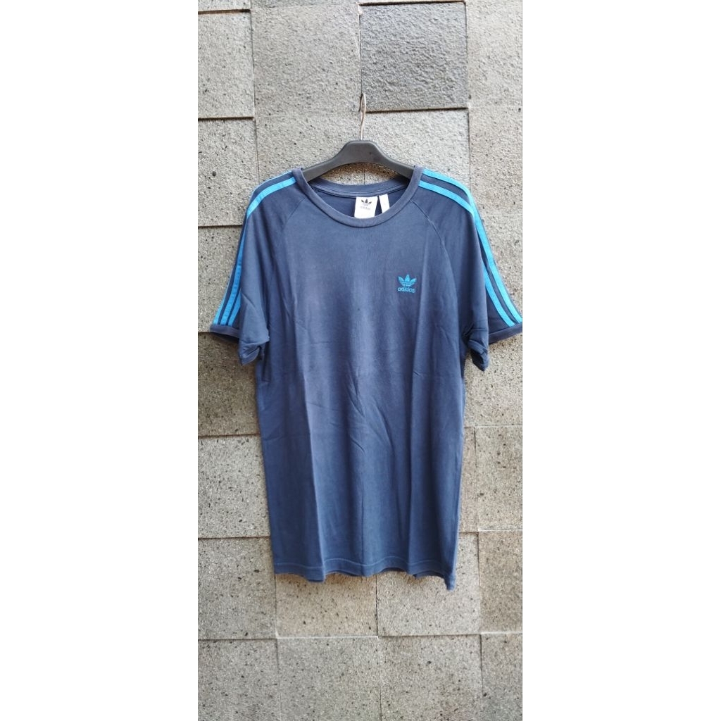 Kaos Adidas Navy Preloved lengan pendek Krah bulat.