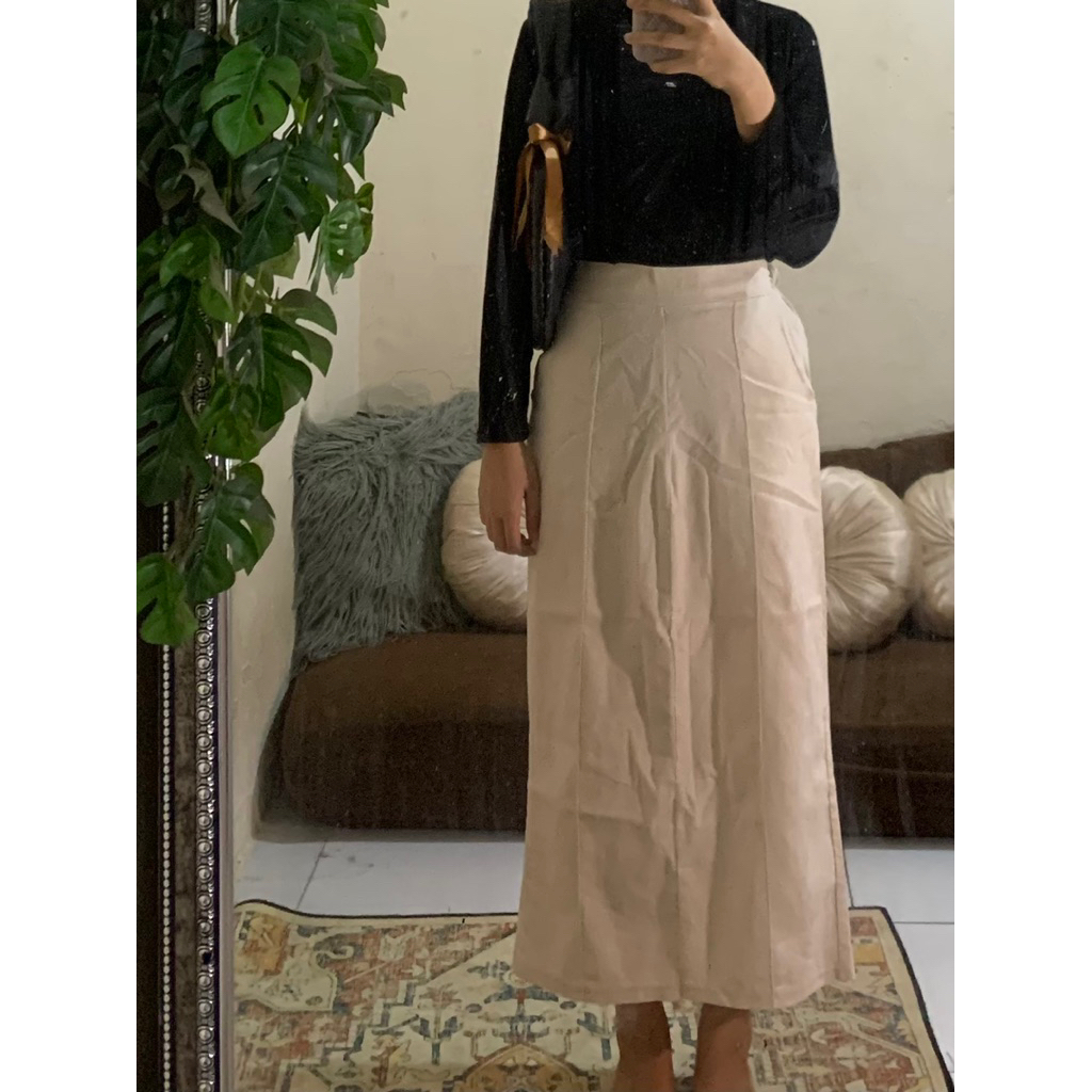 rok wanita putih tulang