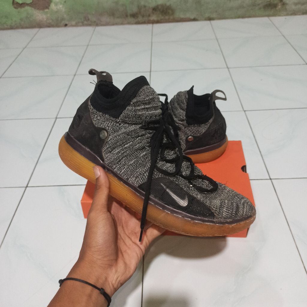Sepatu second centang kd 11 size 44