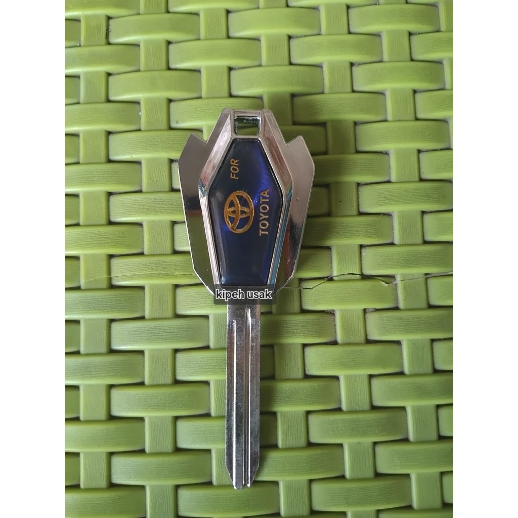 bahan kunci duplikat mobil *TOYOTA* variasi warna biru
