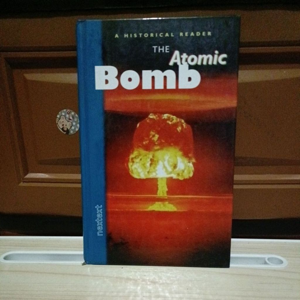 Buku Original - A historical reader The Atomic Bomb HC
