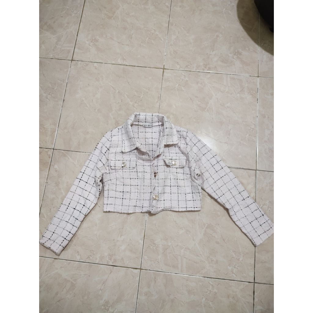 preloved Blezer crop warna putih motif