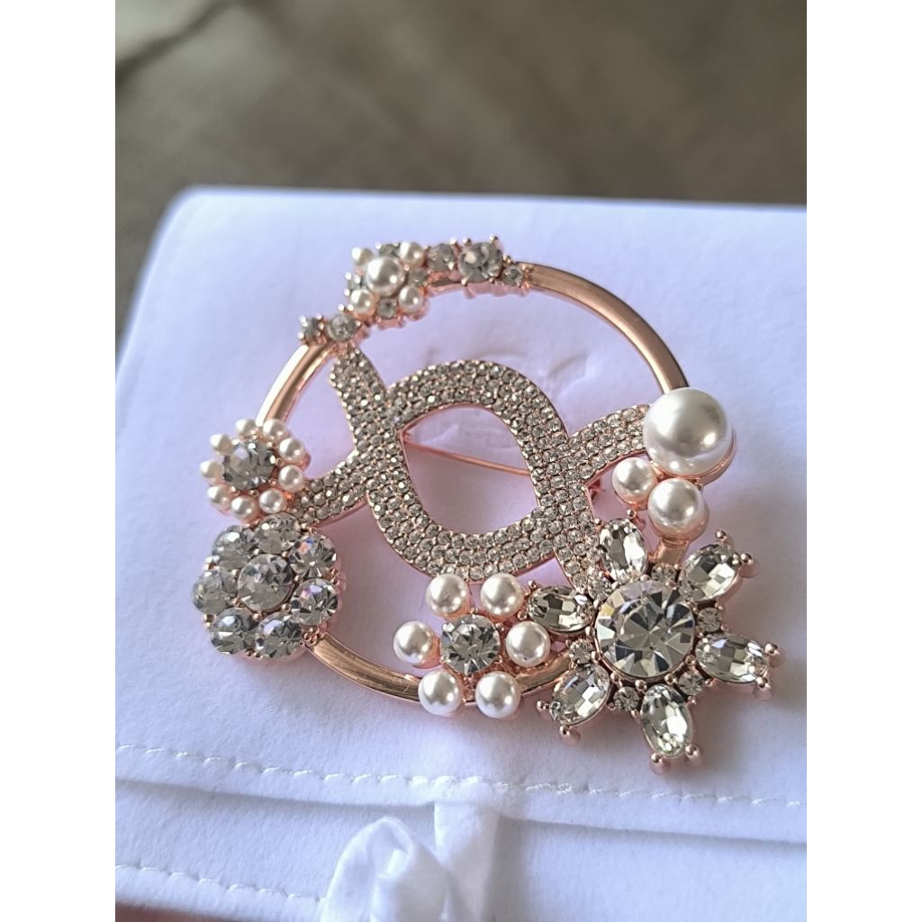 WEARING KLAMBY - Giana brooch